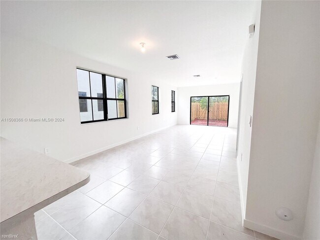 Foto del edificio - 3 br, 2.5 bath House - 360 NE 12th St # 0