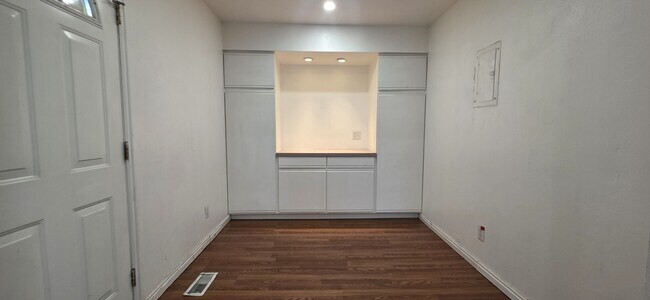 Foto del edificio - 2713 Dill Dr
