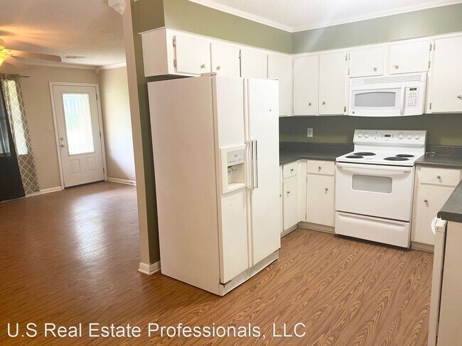 Foto del edificio - 3 br, 2 bath House - 469 Elm Street