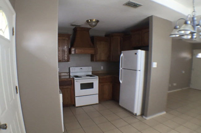 Building Photo - 1107 S Palm Dr