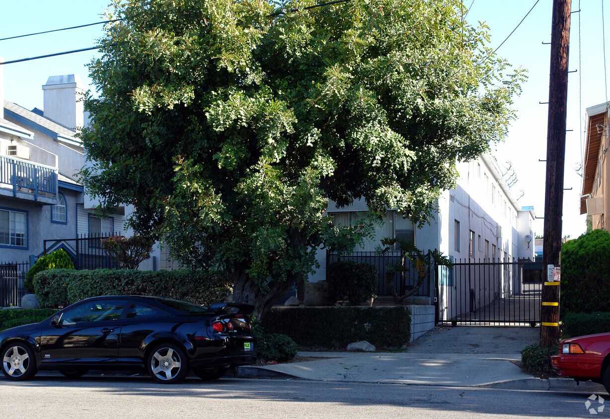 Building Photo - 523 E Hazel St