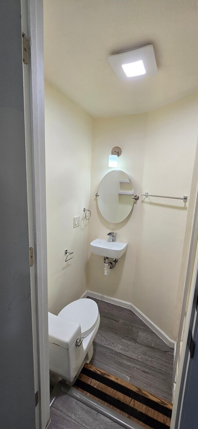 Baño - 713 5th St