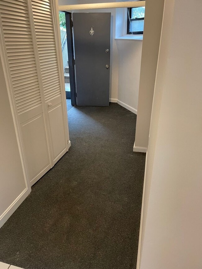 Building Photo - Nicely renovated condo in Coolidge Corner!