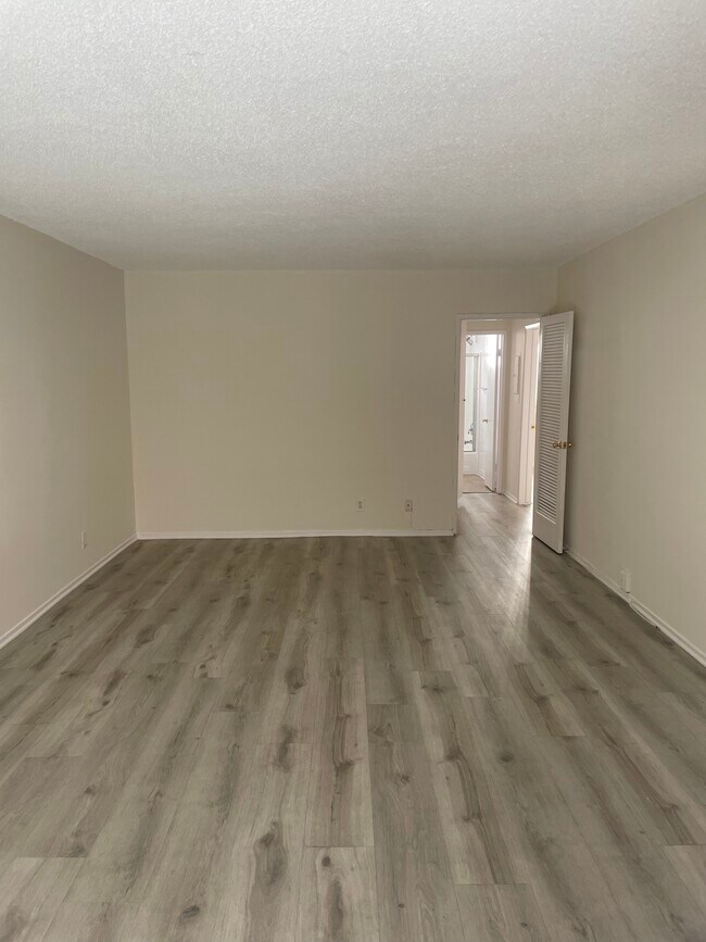 Foto del edificio - 6311 Primrose Ave