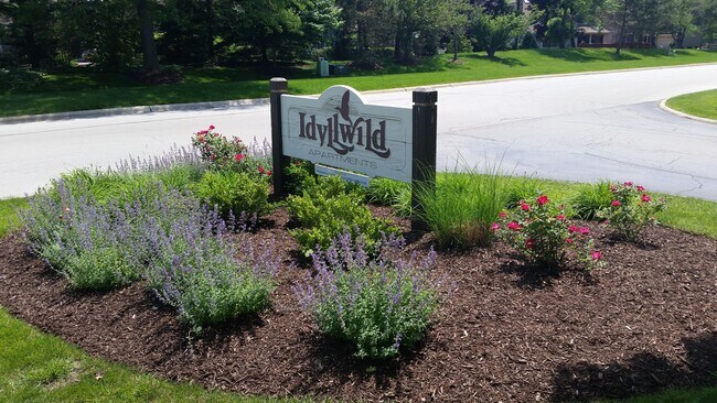 Building Photo - 1526 Lakeview Dr