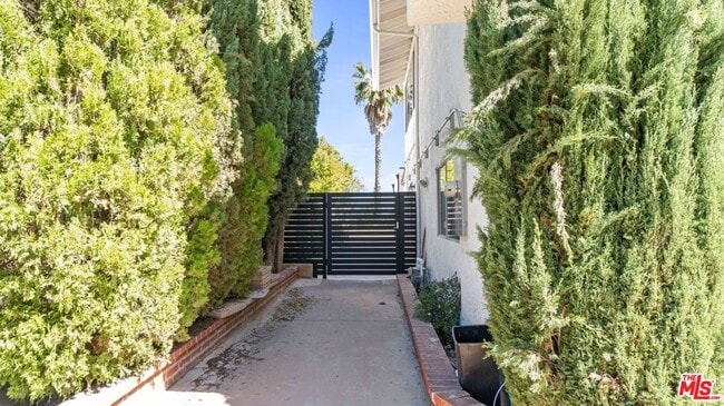 Foto del edificio - 21727 Planewood Dr