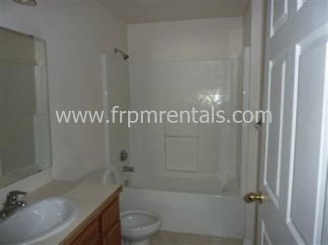 Building Photo - Spacious 3 Bed, 2 Bath Upper Level Apartment