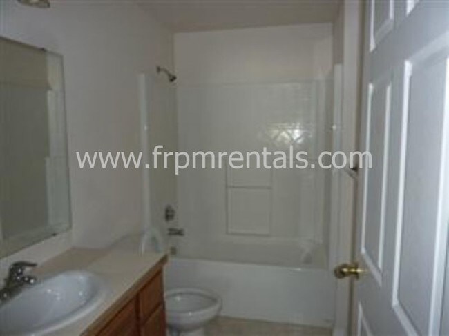 Foto del edificio - Spacious 3 Bed, 2 Bath Upper Level Apartment