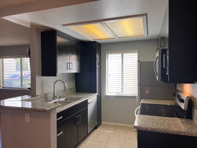 Building Photo - "Coastal Living Gem: 2 Bed, 2 Bath with Modern Touches, Yard & Prime Location!"