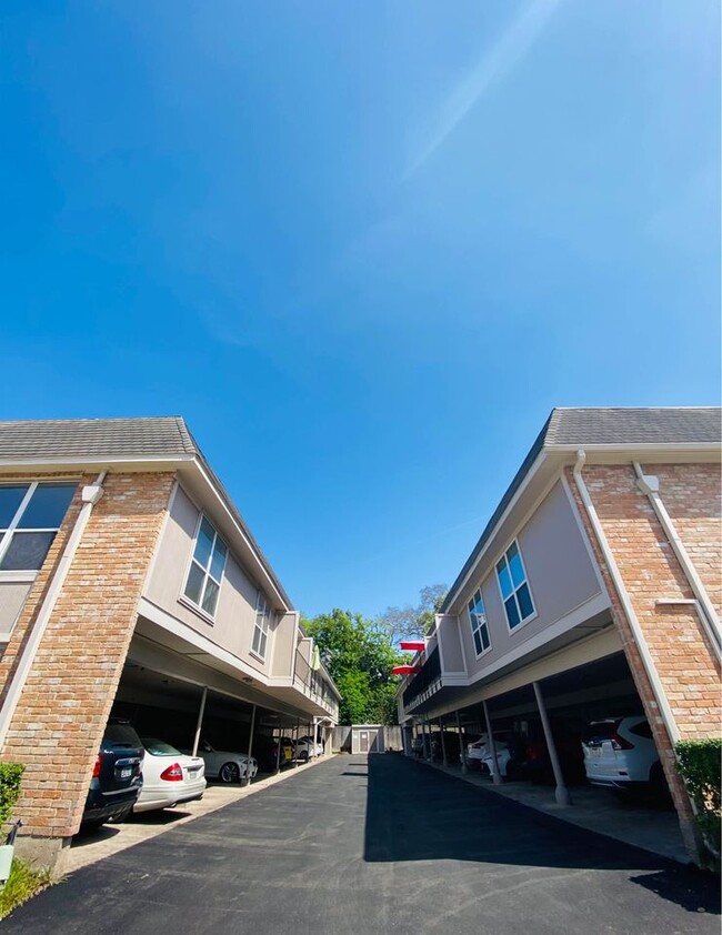 Building Photo - 2224 S Piney Point Rd