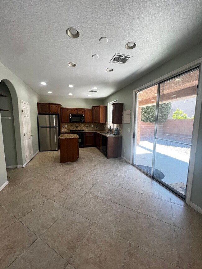 Foto del edificio - Spacious 4-Bedroom Mountains Edge Home with Downstairs Suite, Balcony & Covered Patio