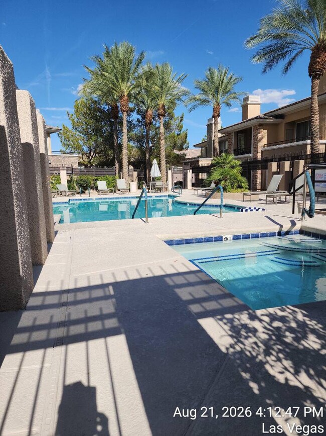 Foto del edificio - 664 Peachy Canyon Cir