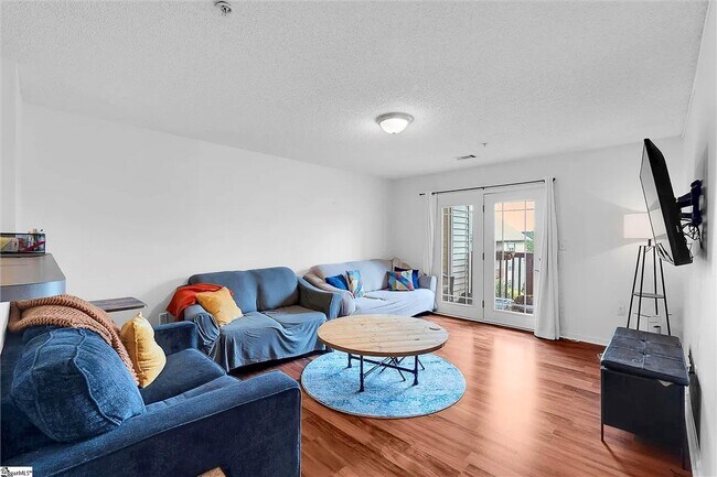 Foto del edificio - 1412 Harts Ridge Dr