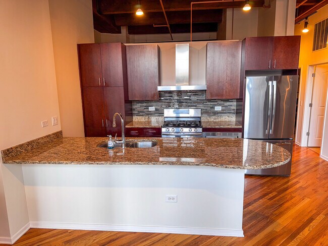 Foto del edificio - 1040 W Adams St