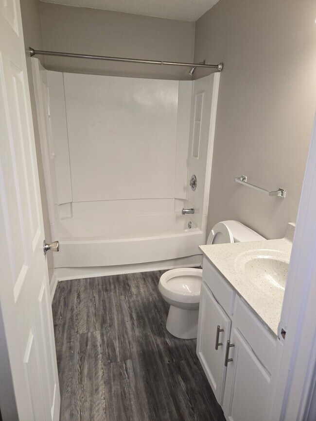Baño de invitados - Meadowlark Apartments