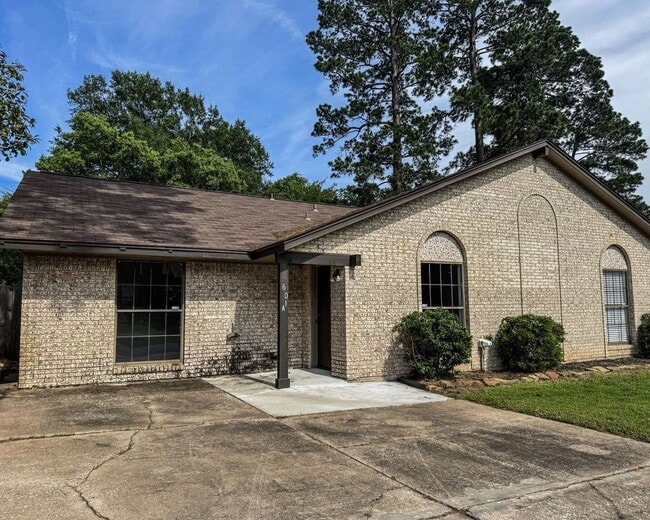 Building Photo - 601 Hickory Dr