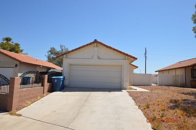 Building Photo - 1009 Neil Armstrong Cir