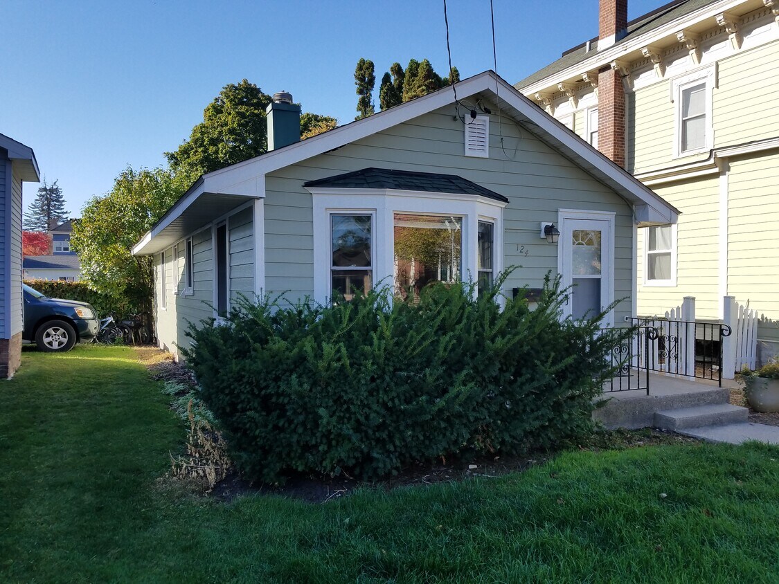 124 W Elm St, Sycamore, IL 60178 House Rental in Sycamore, IL