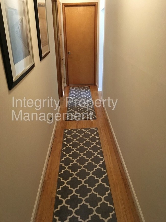 Building Photo - 3118 Deer Island Dr E