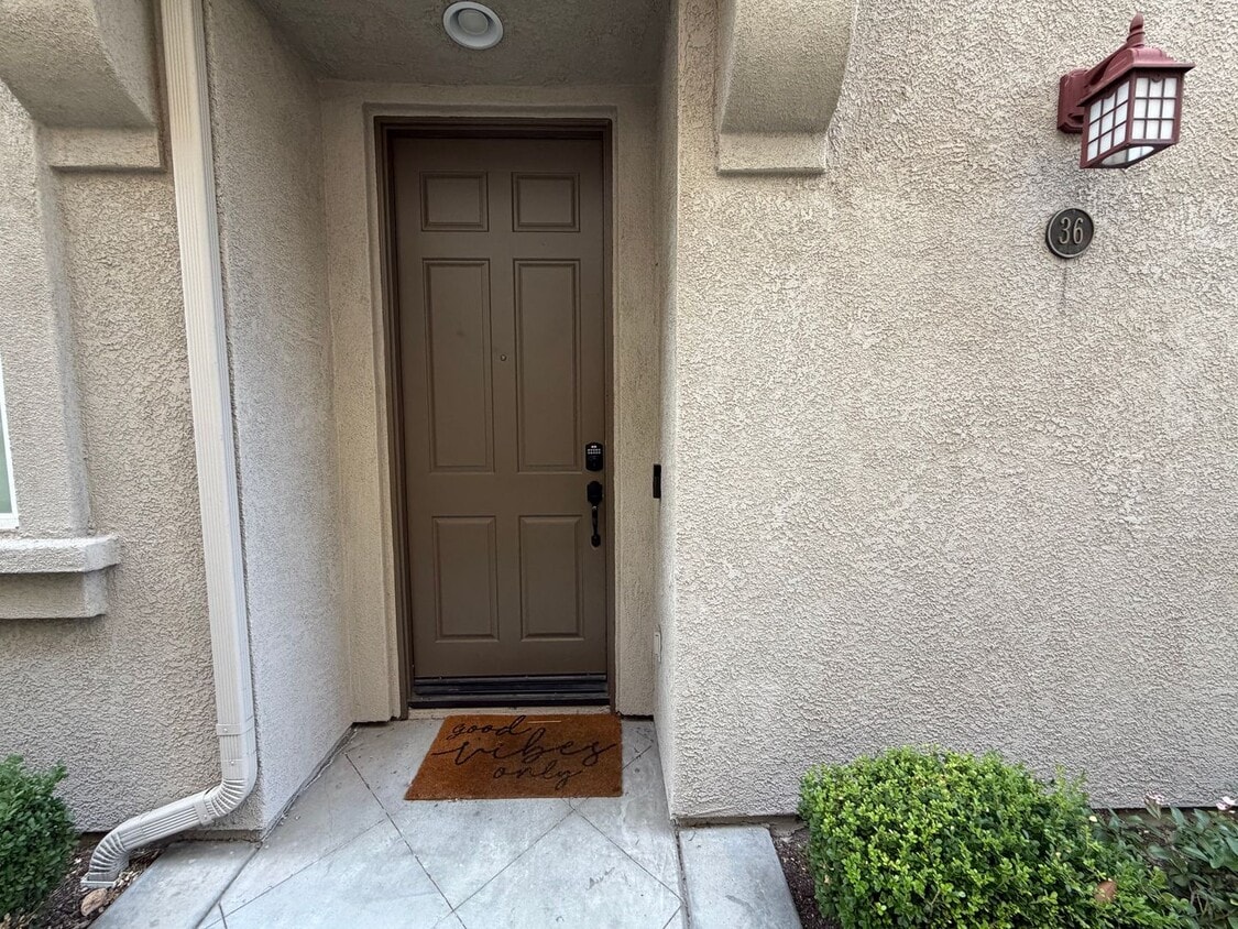 Foto principal - Chula Vista townhouse now available for rent