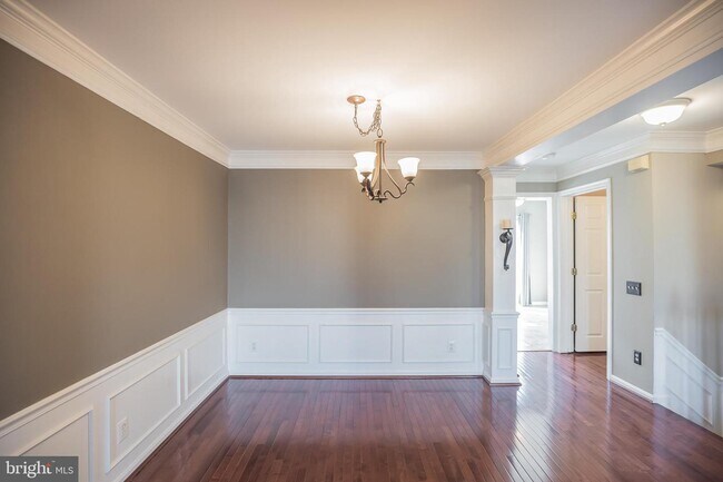 Building Photo - 6 Columbine Pl