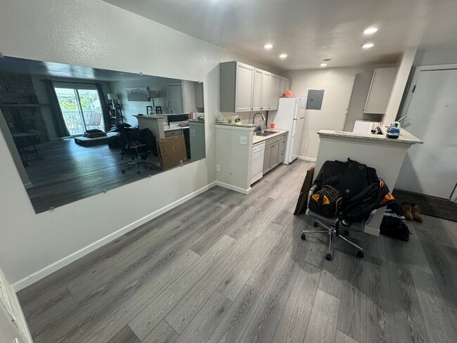 Building Photo - Spacious 2-Bed, 2-Bath Condo in the Heart ...