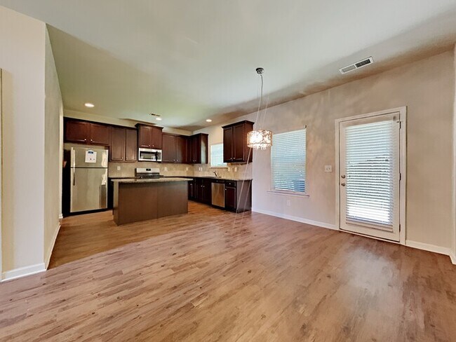 Building Photo - Available Now! Lovely 4 Bedroom Home locat...