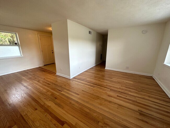 Building Photo - Beautiful 2Bed & 1Bath ON THE WATER in St....