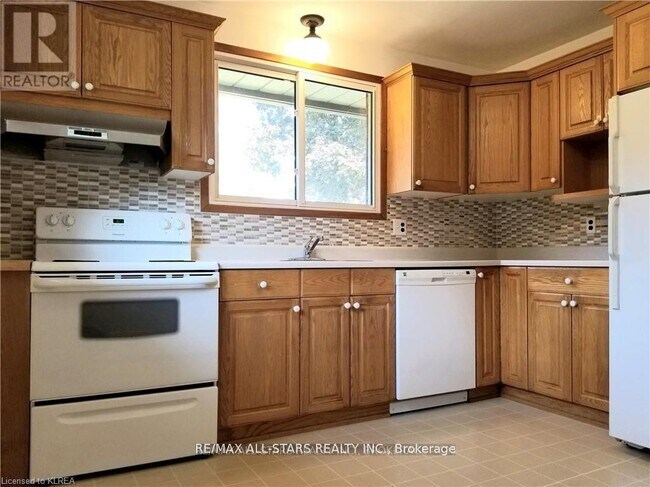 Building Photo - 11 Roselyn Ct