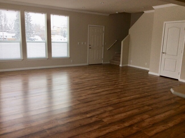 Building Photo - Lovely 3 bedroom, 2.5 bath Town home