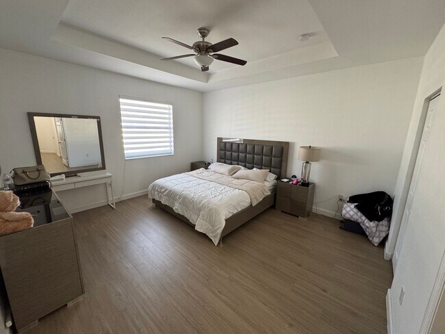 DORMITORIO PRINCIPAL KING - 8880 NW 102nd Pl