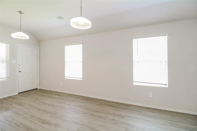 Building Photo - 2453 Flathead Dr