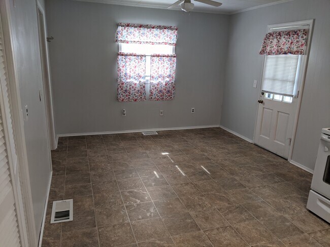 Kitchen - 111 E Southern Heights Ave