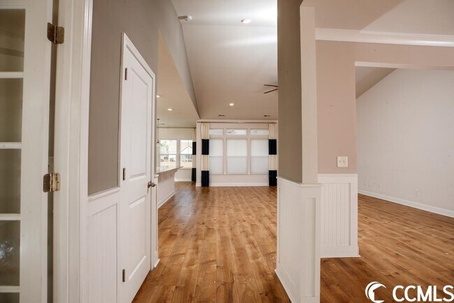 Foto del edificio - 1208 Ficus Dr
