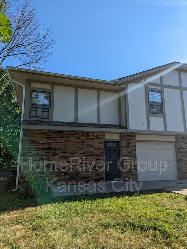 Primary Photo - 111 E Foxwood Dr