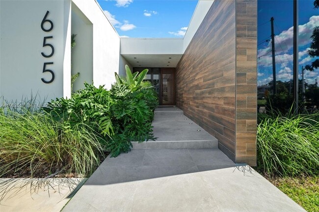 Building Photo - 655 Layne Blvd