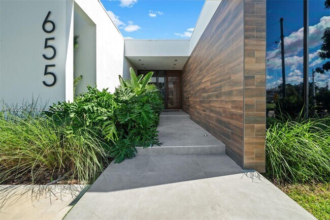 Foto del edificio - 655 Layne Blvd