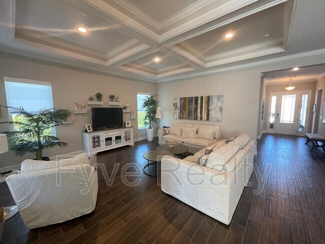Building Photo - 121 Pine Manor Dr
