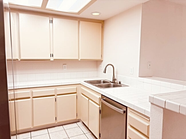 Building Photo - 2425 Cranston Dr
