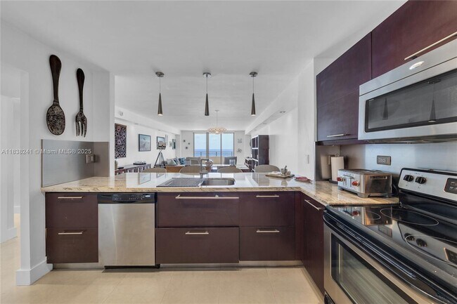 Foto del edificio - 5555 Collins Ave