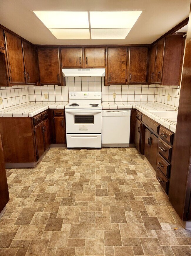Foto del edificio - Two Bedroom Apartment Coming Soon! This Wi...