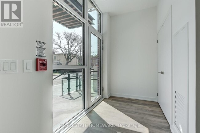 Photo du bâtiment - 150 Logan Ave