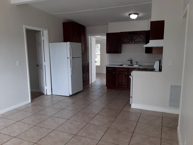 Foto del edificio - Beautifully renovated 3/1 SFR with large f...