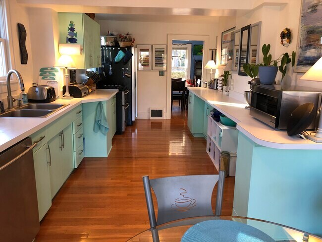 Kitchen - 524 Pauline Blvd