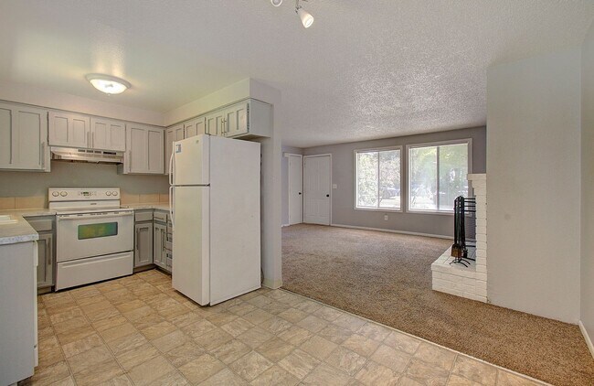 Foto del edificio - 2 BEDROOM, 1 BATH DUPLEX W/FENCED YARD!