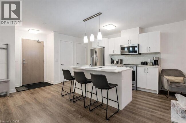 Building Photo - 479 Charlton Ave E