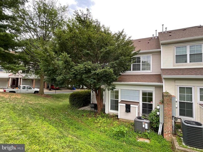 Building Photo - 9401 Royal Bonnet Terrace