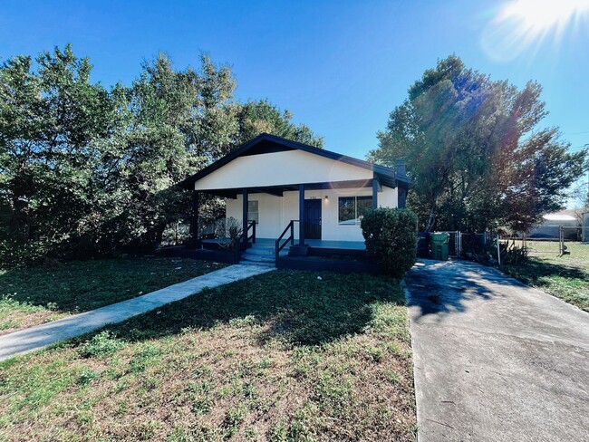 Building Photo - 3/2 Historic Home Available NOW!