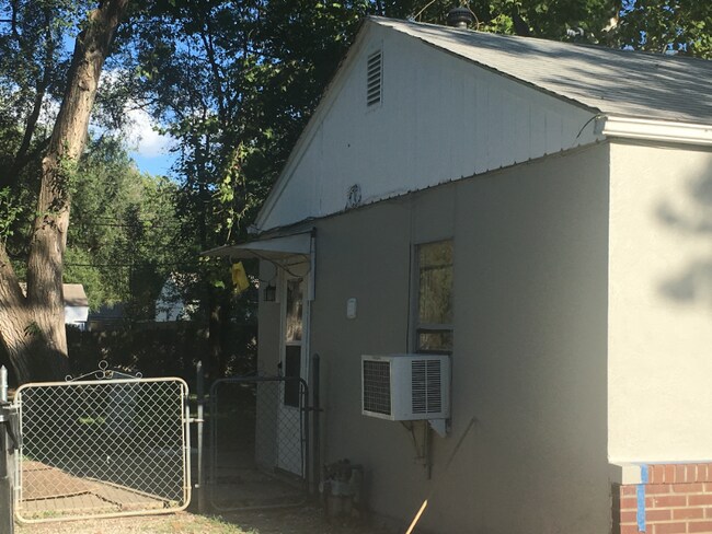 Building Photo - 1828 SW Green Acres Ave