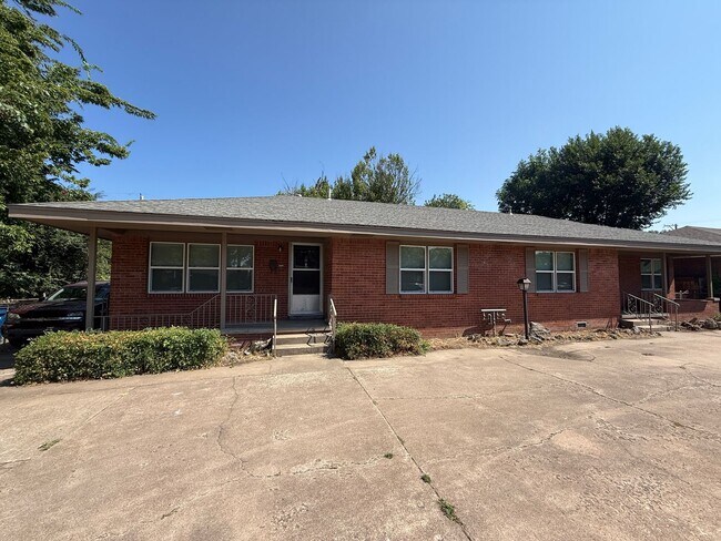 Building Photo - Near the University 2 bedroom Duplex With Private yard